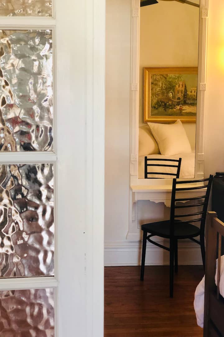 Ga door de originele openslaande deuren naar de tweede slaapkamer. De antieke pier-spiegel maakt een charmant dressoir.