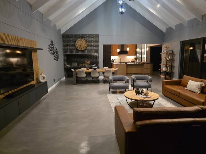 Feather & Tide
Luxury Airbnb - Yzerfontein