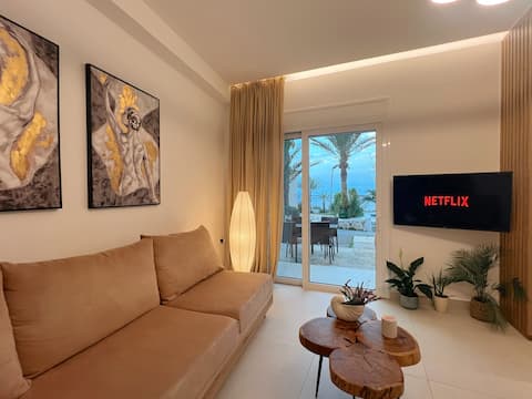 Top Airbnb: Luma – Beachfront Apartment in Δήμος Μυλοποτάμου