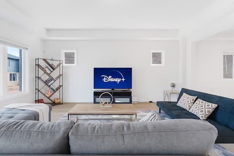 Luxury Mansion w/ KING Bed – 5BR Near the Falls