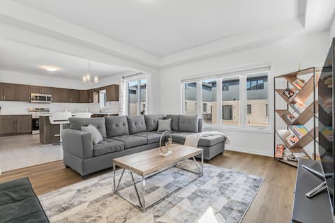 Beautiful New Build w/ KING Bed 5BR Near the Falls