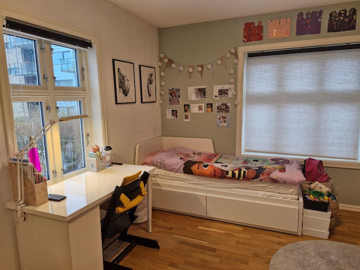 Cama de 200 cm x 80 cm, que se puede extender hasta convertirse en una cama de 200 cm x 160 cm, para que pueda dormir otra persona en esta habitación.

Escritorio de 120 cm x 60 cm.