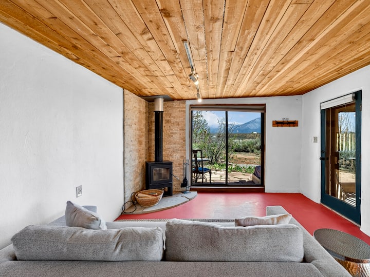 Cozy Casita W/ Mountain Views, Firepit & King Bed - Arroyo Seco, NM