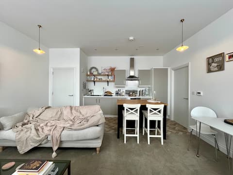 Popular Airbnb listing: 1 bed, grade II listed apartment in Stoke Park And Cheswick