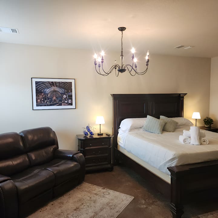 Experimenta el encanto con una cama tamaño king, asientos de cuero y una elegante iluminación de candelabro en tu estancia.