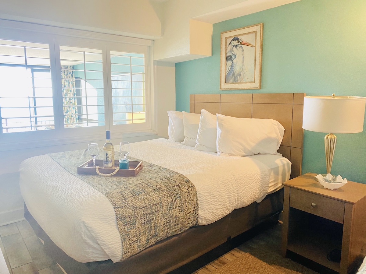 Pluche queensize bedden in de slaapkamer maken dit een absoluut heerlijke plek om te rusten en tot rust te komen aan het einde van de dag.