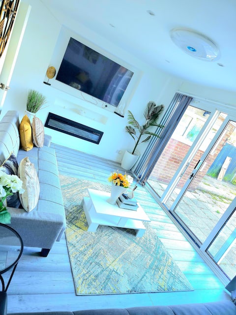 Modern Large Home/Free Car Park/Corporate Stay