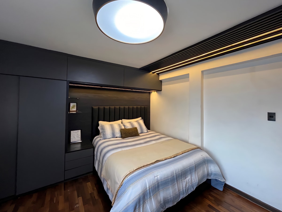 ✨ להירגע במיטת קווין סייז עם עיצוב מודרני ואור טבעי. נוחות וסגנון בלב מירפלורס.
✨ להירגע במיטת קווין סייז מודרנית עם אור טבעי - נוחות וסטייל בלב מירפלורס.