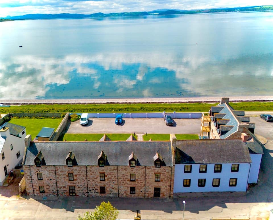 2 bedroom apartment with breathtaking views right on the beach near Inverness — photo 1