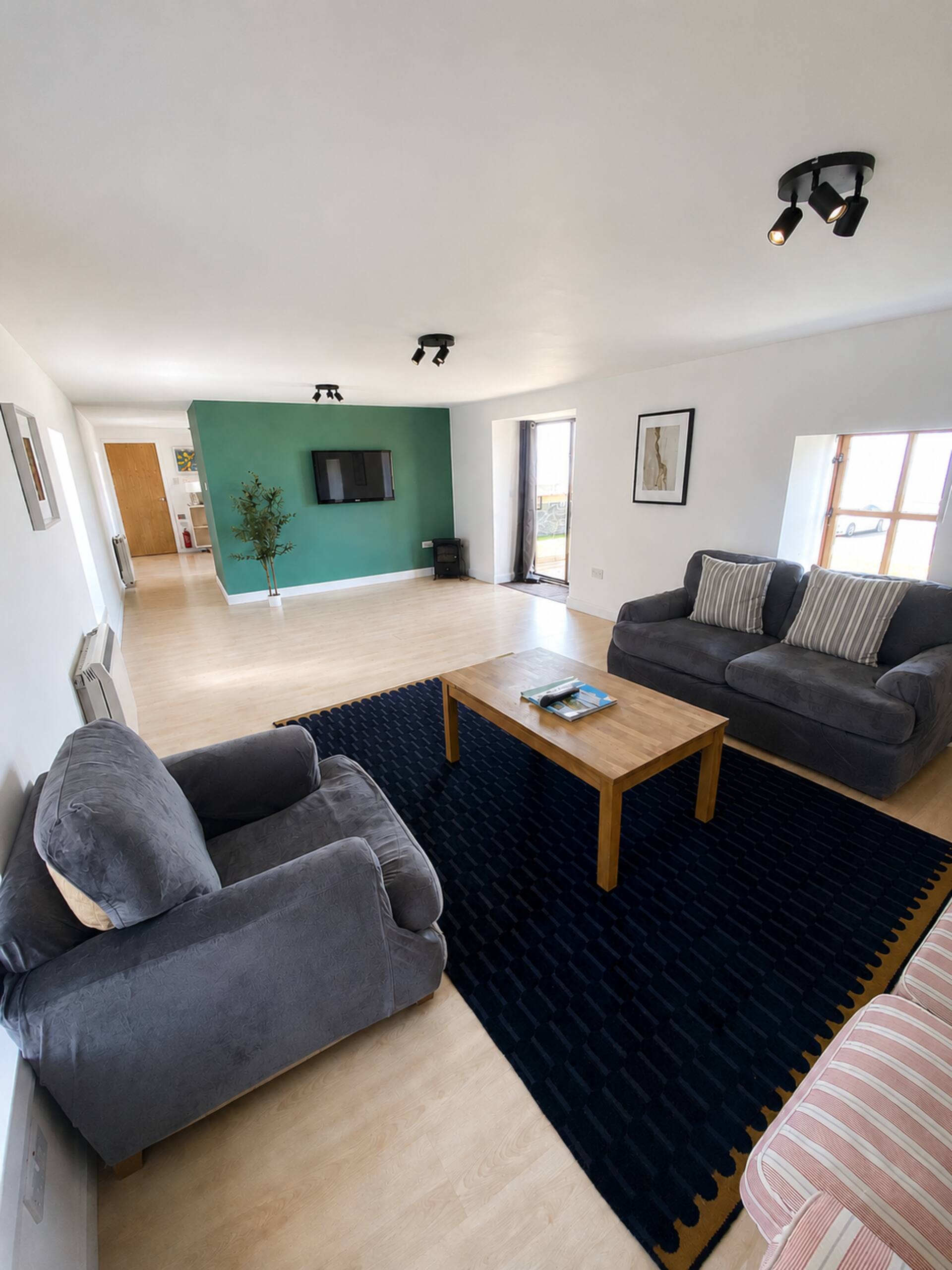 2 bedroom apartment with breathtaking views right on the beach near Inverness — photo 5
