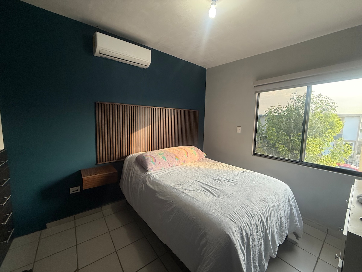 Მთავარი საძინებელი, აქვს კონდიციონერი, კარადა, ამაოება და ტელევიზორი 