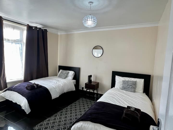 Dos camas individuales, con cortinas opacas y un montón de espacio de almacenamiento.