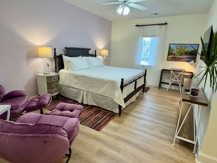 Master ensuite #2 on main floor with King bed