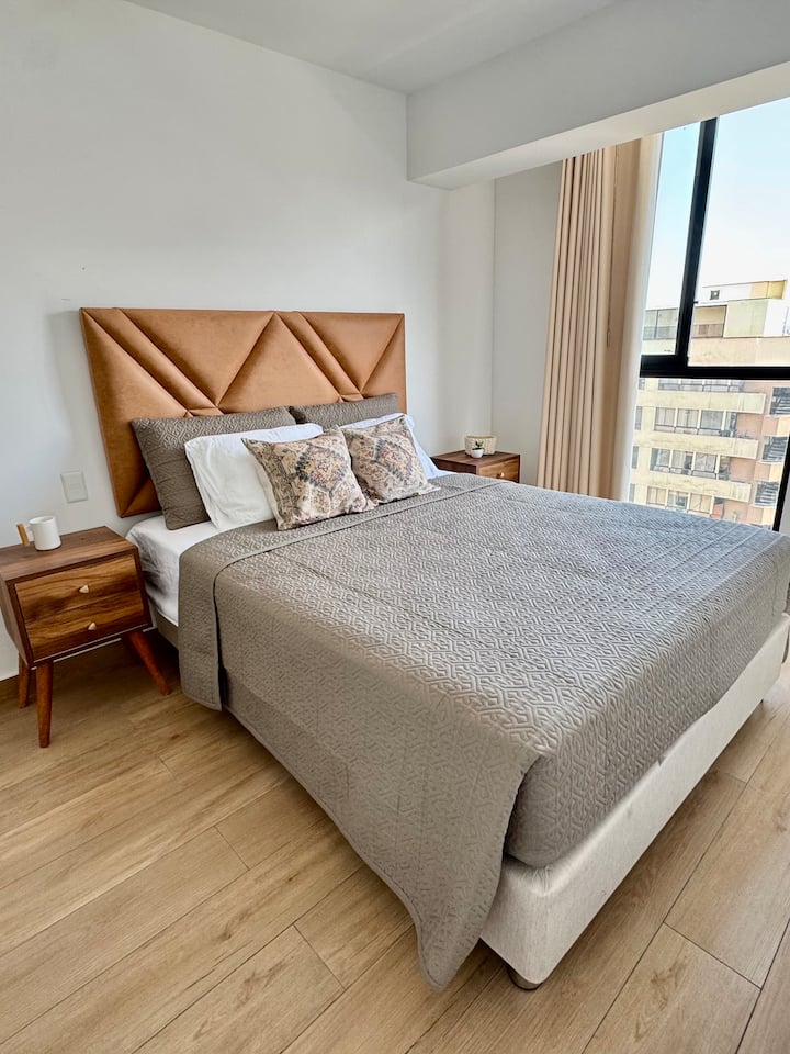 房间宽敞，配有标准双人床、遮光帐帘和镜子。
衣橱，可挂衣服和抽屉。 