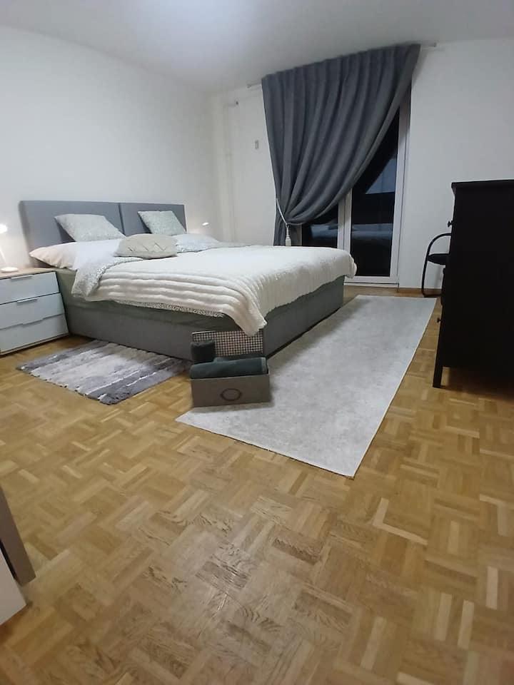 4 rooms, 6 people. Newly furnished, in the center.