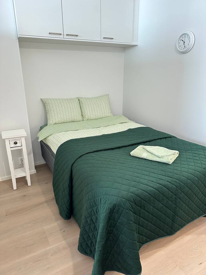 V priestore je posteľ široká 120 cm. Prikrývky a vankúše pre dvoch ľudí.