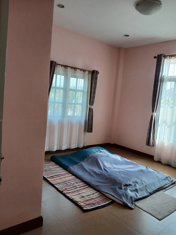 Soba 1 (na katu) madrac za spavanje u tajlandskom stilu.