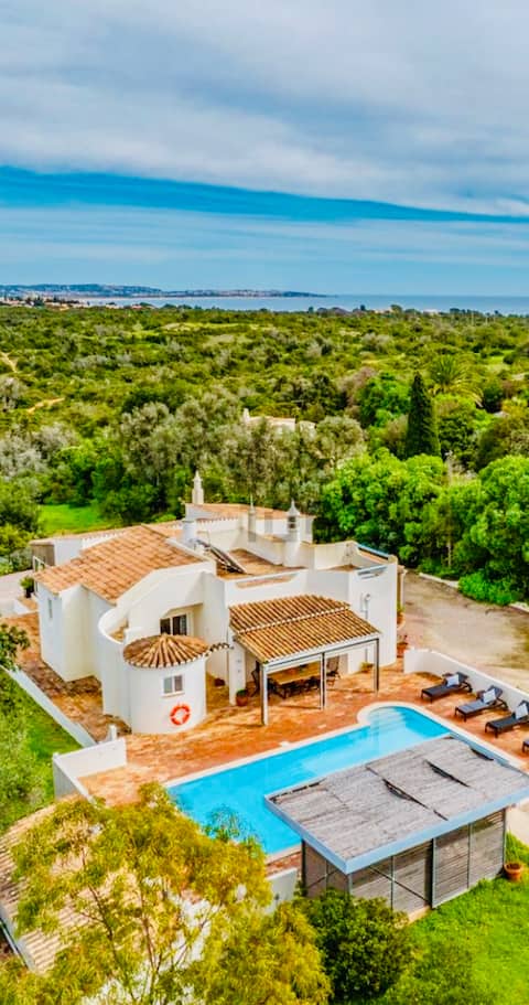 Seaside 4 bedroom villa with pool, Caramujeira