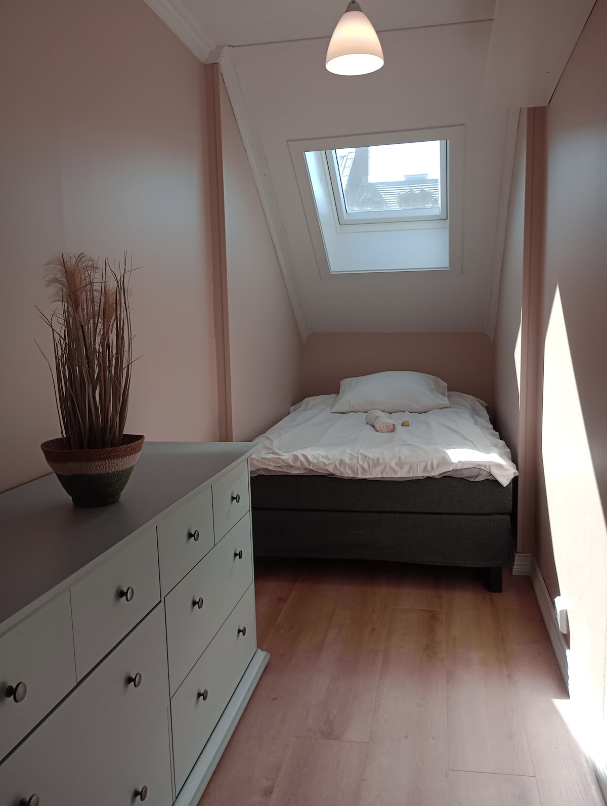 Kontinentalni krevet 120*200 cm i velika komoda s prostorom za odlaganje.