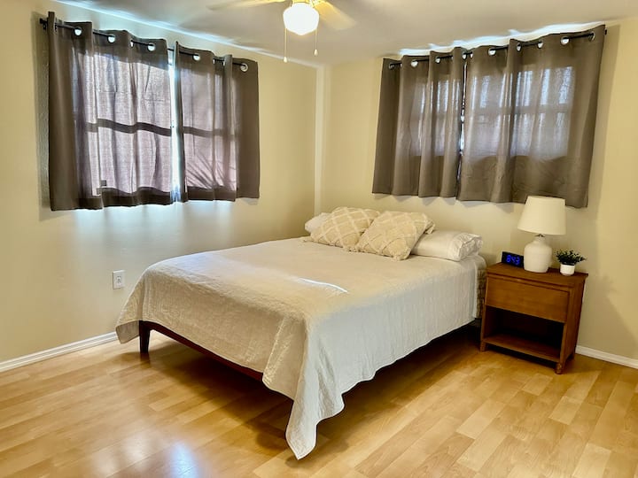 מיטת קווין סייז וטלוויזיה 