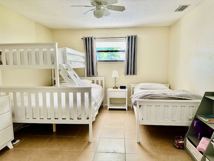 מיטת קווין סייז ושתי מיטות זוגיות