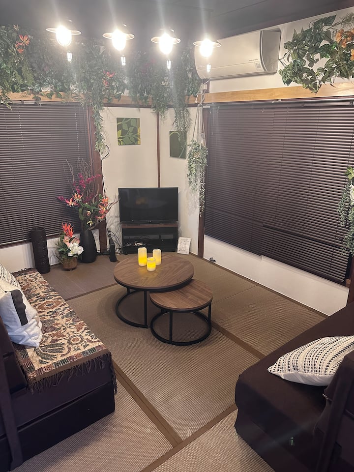 Sala de estar con 2 sofás cama dobles.

Cuando se aloje un grupo grande, ¡habrá una habitación para que duerman 4 personas cuando se despliegue la cama!