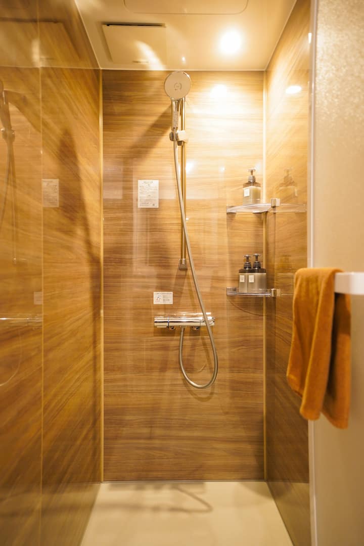 2つ目の専用シャワールーム。シャンプー、リンス、ボディソープが用意されています。