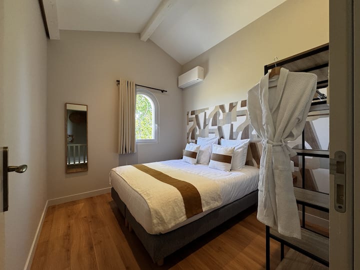Kitanda cha ukubwa wa queen 160x200, matandiko ya hali ya juu na mashuka ya hoteli, bora kwa starehe ya hali ya juu.