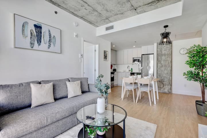 MTL Downtown – Luxury 2 Bedrooms Apartment