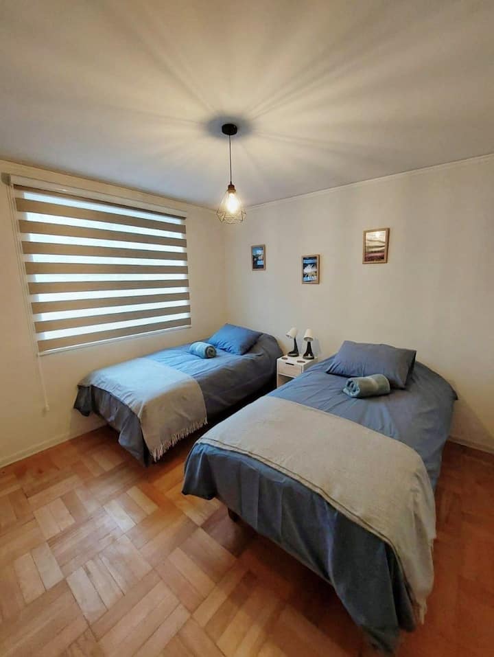 חדר מספר 2, שתי מיטות ריבועיות וחצי עם שמיכות חורף.
בחדר יש ארון גדול.