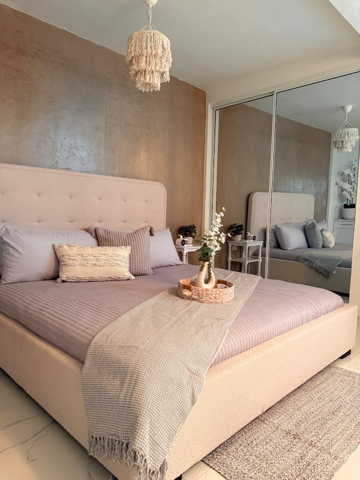 Odsjednite u glavnoj sobi „Aire” u kući Elementalidad. Uživajte u bračnom krevetu, klima-uređaju, velikom ormaru s vješalicama, sefu i privatnoj kupaonici. Savršen spoj udobnosti, privatnosti i mira za vaš boravak. 

