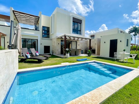 Golfer’s Paradise –3BR Villa w/ Pool Facing Hole 2