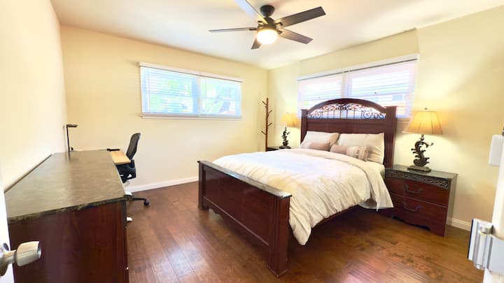 Elegantná spálňa s manželskou posteľou a klasickým nábytkom. Okná orientované na juh zapĺňajú miestnosť prirodzeným svetlom. Prémiový stôl Sit-Stand a stolička Herman Miller poskytujú dokonalé prostredie na prácu alebo štúdium počas vášho pobytu.