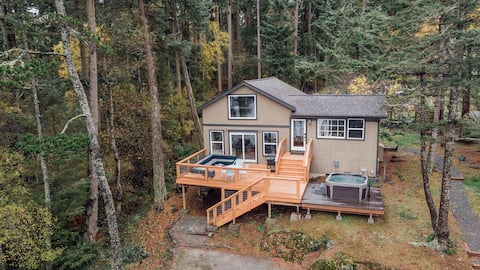 Hot Tub Retreat Near Hiking & Dining