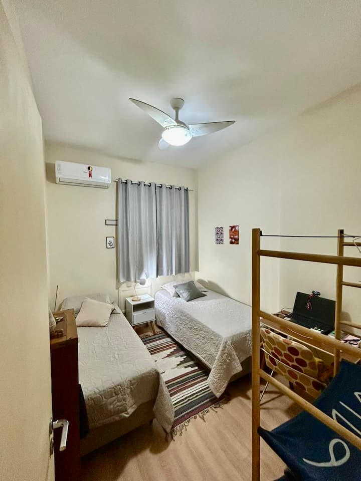 Vitanda 2 vya SANDUKU, ambavyo vinaweza kuunganishwa kwa wanandoa. Kiyoyozi kilichogawanyika. 