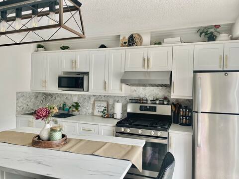 Popular Airbnb listing: Cozy 2 bedroom guest suite in Etobicoke North