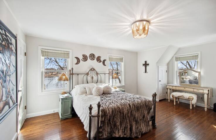 Riverfront Serenity (close to FUN) gallery image 2