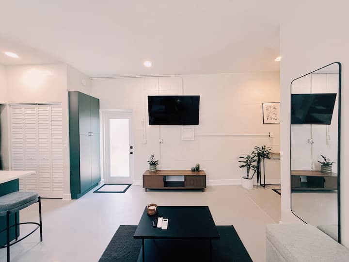 New Studio Apartment + Patio - St. Petersburg, FL