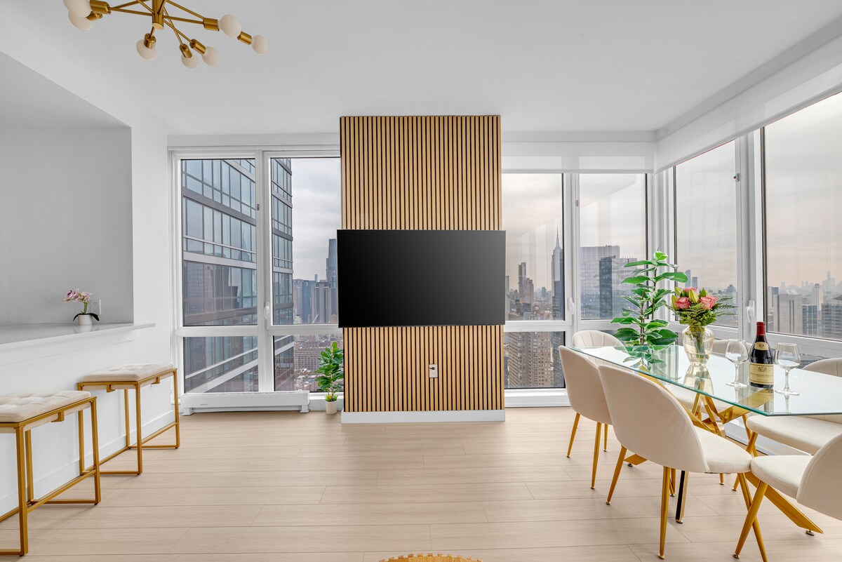 Top performing Airbnb: Luxury 2 Bed 2 Bath Apt | Designer Decor & Views in Hell's Kitchen