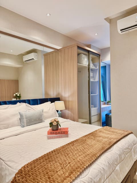 Luxury 2BR Family Suite at Anderson – 33rd Floor