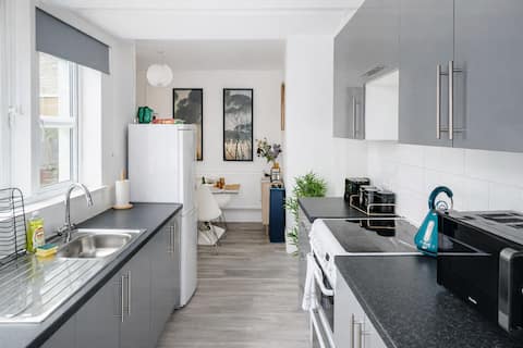 Popular Airbnb listing: 3-Bed House Close to City & M5 with Parking in Easton