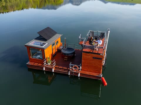 Sauna and experiential accommodation directly on the lake.