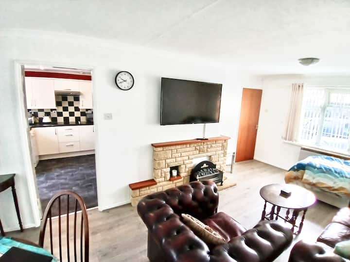 סלון ופינת אוכל מוארים ויפים. חלל נעים עם טלוויזיה חכמה עם כל היישומים העדכניים ביותר לצפייה בטלוויזיה לפי בחירתכם. אח ללילות הקרים האלה. שטח קונסרבטוריון נוסף לשימוש נוסף.