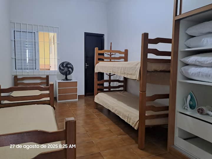 - 600 მეგაბიტიანი Wi-Fi სტრიმინგით.

- ოთახი ჭერის ვენტილატორებითა და პორტატული ვენტილატორებით. 

- კომოდი სამი უჯრით.

- გარდერობი. 