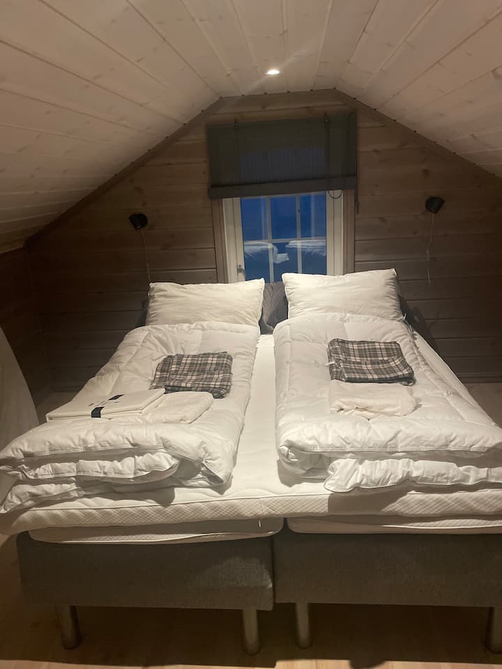 Habitación en 2, etc. 2 camas individuales que se pueden juntar para una cama doble. Ropa de cama y toallas de colchón de la parte superior incluidas en el alquiler . También hay una cama de viaje para niños pequeños con colchón.
