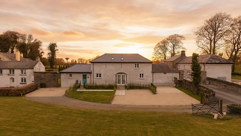 Charming Coach House on Estate Farm in Countryside