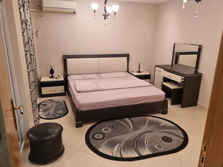 esta amplia habitación, cuenta con un armario muy grande muy profundo y cuya cara es espejo, también cuenta con un gran vestidor, así como un baño con cabina de ducha y, por último, un amplio balcón.