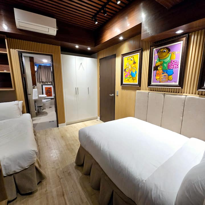 Cet espace soigneusement conçu dispose d'un lit double luxueux et d'un lit simple confortable.  Chaque lit est équipé de mousse flexible de haute qualité, agrémentée d'un drap plat haut de gamme, d'une couette moelleuse et d'oreillers moelleux pour un confort ultime.