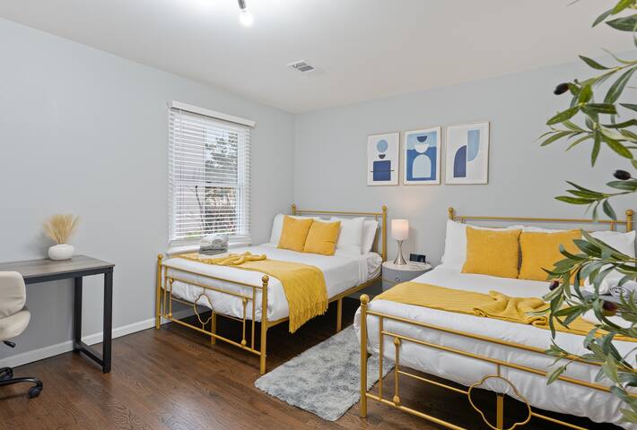 Modern Cozy 3BR Skylight FREE Parking mins to NYC! gallery image 2