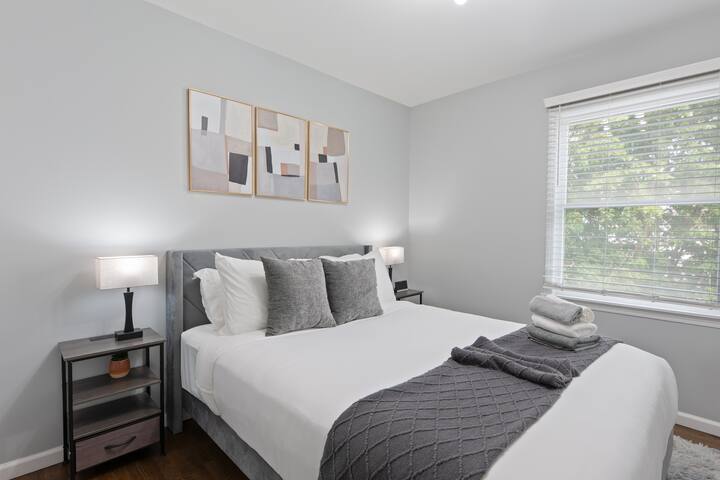 Modern Cozy 3BR Skylight FREE Parking mins to NYC!